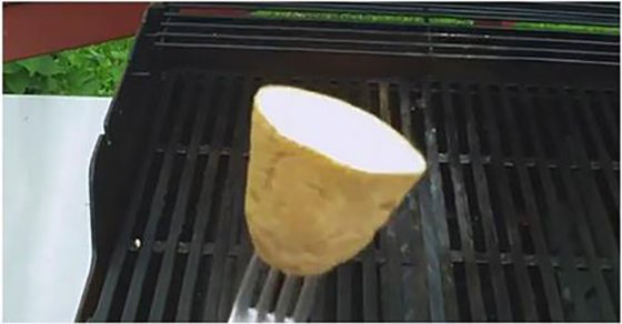 Vai ficar impressionado com esta ideia! Usar uma batata vai mudar a sua forma de fazer grelhados ou churrasco…